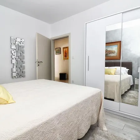 Carmen Apartment *