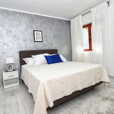 Carmen Apartment *