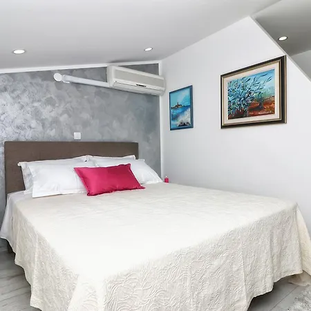 Carmen Apartment *