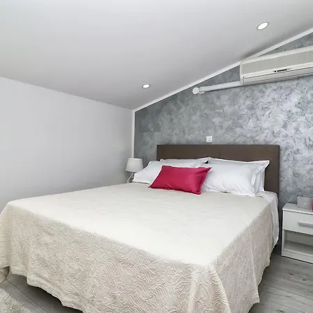 Carmen Apartment *